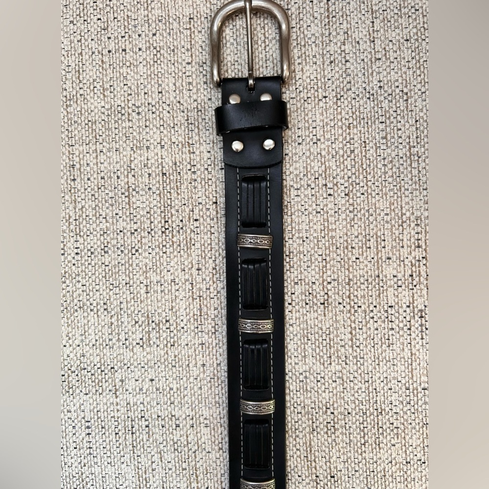Women or Men’s Black Belt 
with Silver Hardware
Very Well Made
Size 34